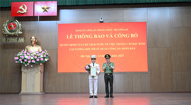 Thừa ủy quyền của Chủ tịch nước, Bộ trưởng Lương Tam Quang trao Quyết định của Chủ tịch nước về việc thăng cấp bậc hàm từ Thiếu tướng lên Trung tướng đối với Thứ trưởng Đặng Hồng Đức.