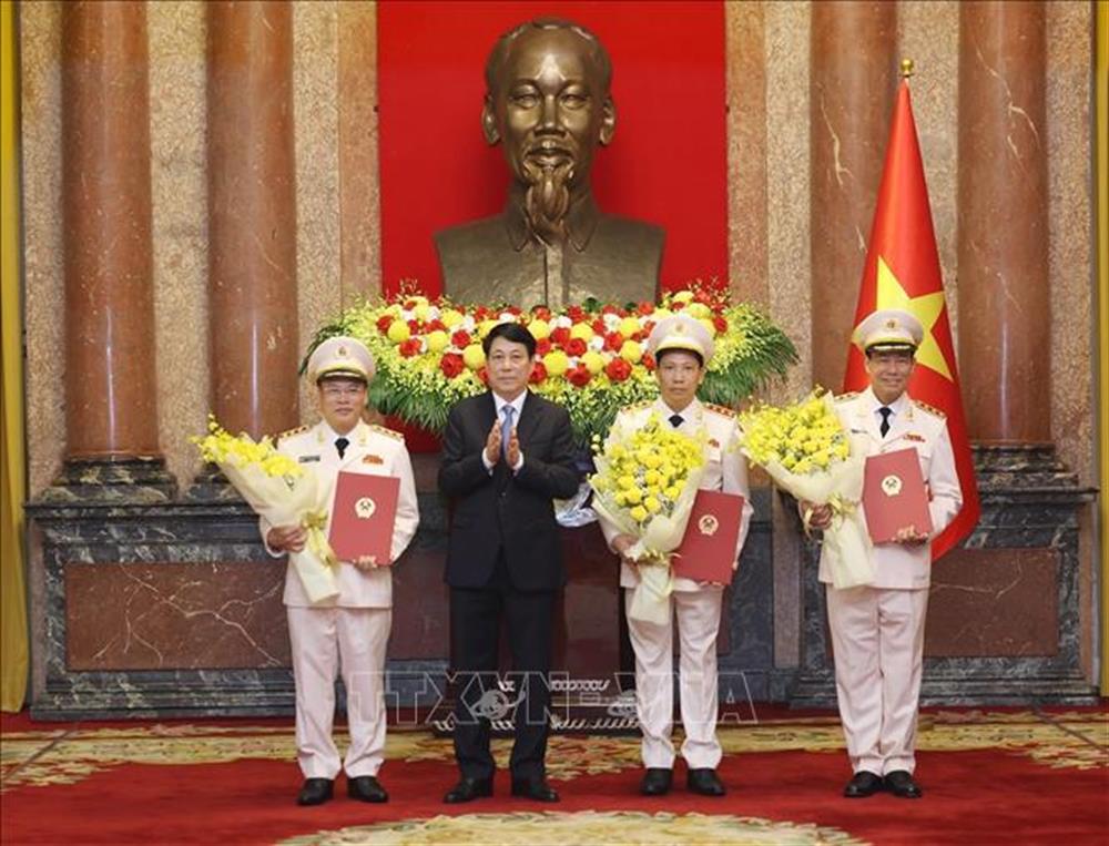 Chủ tịch nước Lương Cường trao Quyết định thăng cấp bậc hàm từ Trung tướng lên Thượng tướng đối với các đồng chí Thứ trưởng Bộ Công an Lê Tấn Tới, Lê Văn Tuyến, Nguyễn Văn Long. (Ảnh Lâm Khánh - TTXVN)