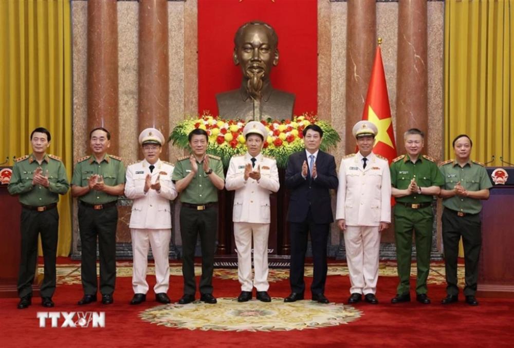 Chủ tịch nước Lương Cường và các đồng chí lãnh đạo Bộ Công an. (Ảnh: Lâm Khánh/TTXVN)