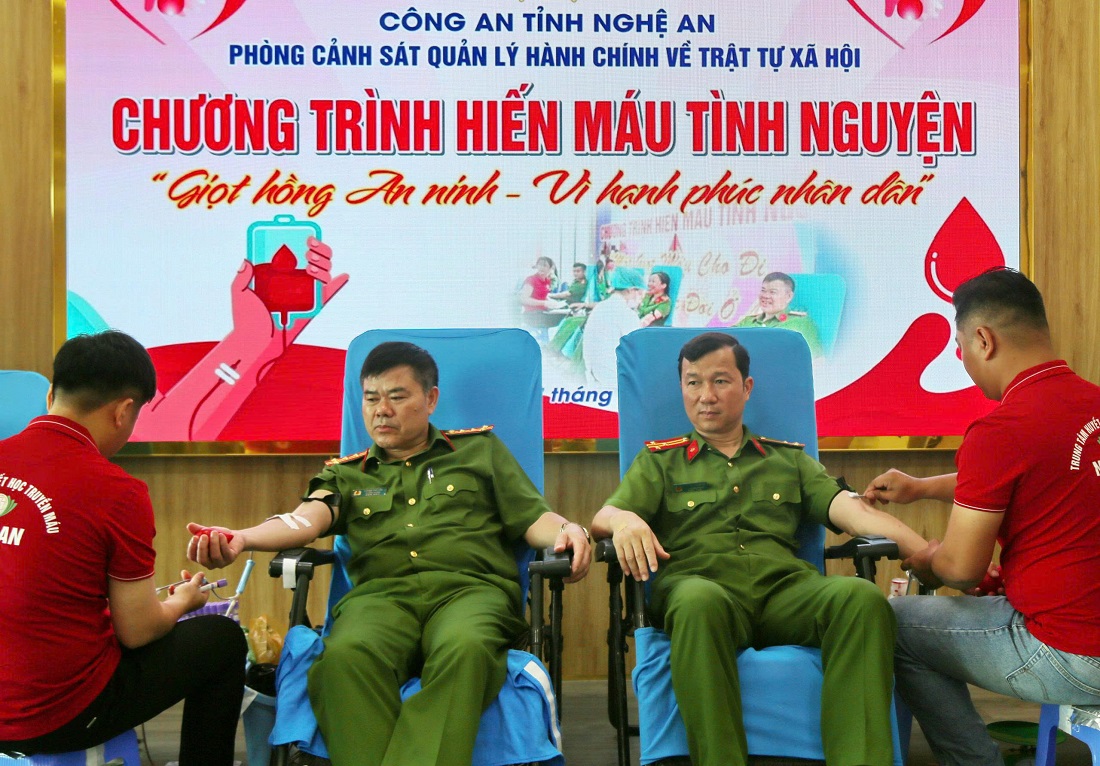 Lãnh đạo Phòng Cảnh sát QLHC về TTXH tham gia hiến máu