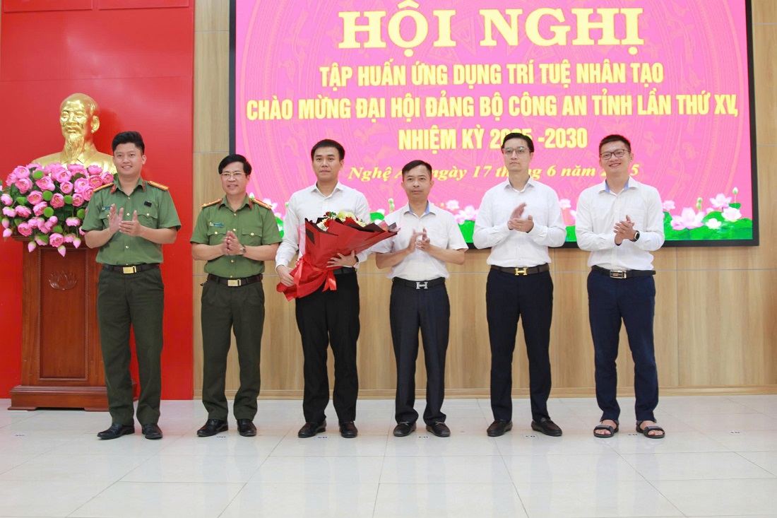 Đại diện Lãnh đạo các đơn vị thuộc Công an tỉnh tặng hoa tới Lãnh đạo, báo cáo viên Mobifone Nghệ An