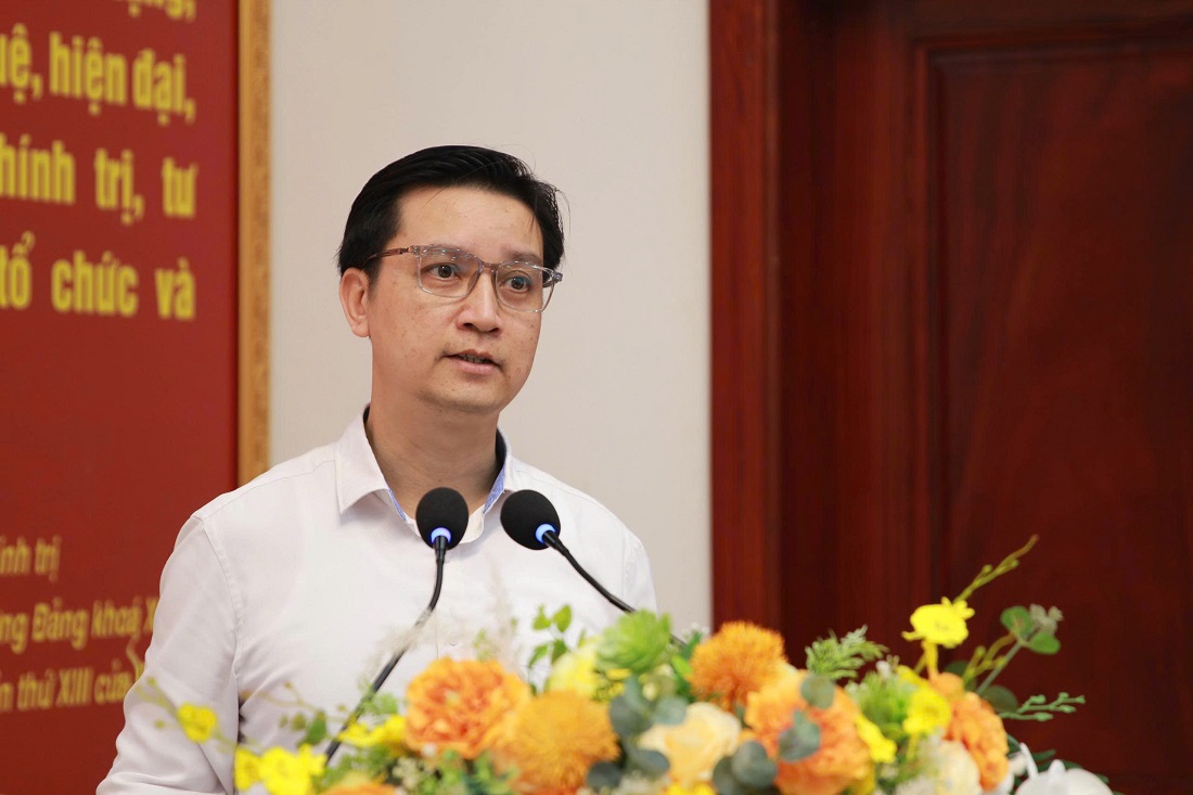 Đại diện công ty Mobifone Nghệ An trình bày tại Hội nghị