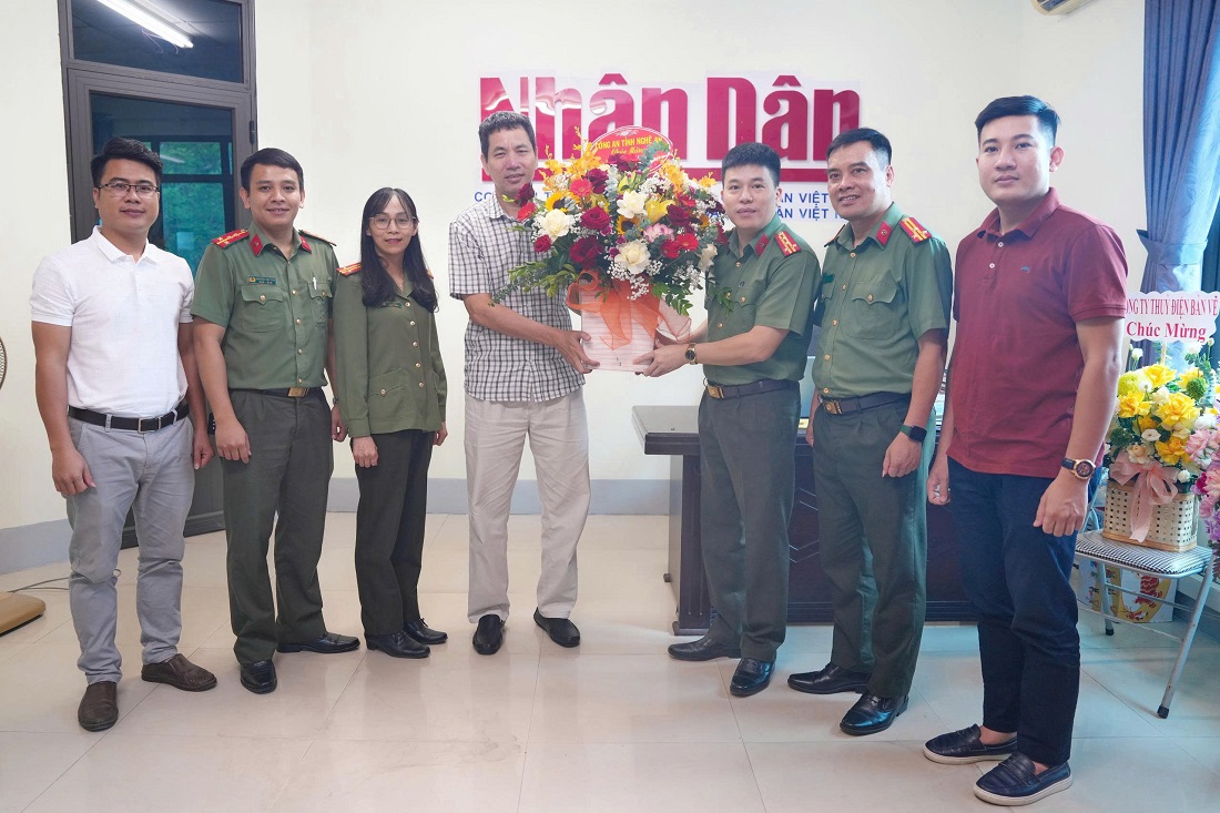 Công an tỉnh tặng hoa chúc mừng Báo Nhân dân thường trú tại Nghệ An