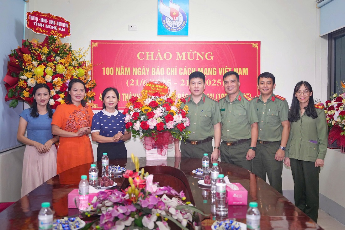 Công an tỉnh tặng hoa chúc mừng Hội nhà báo Việt Nam tỉnh Nghệ An