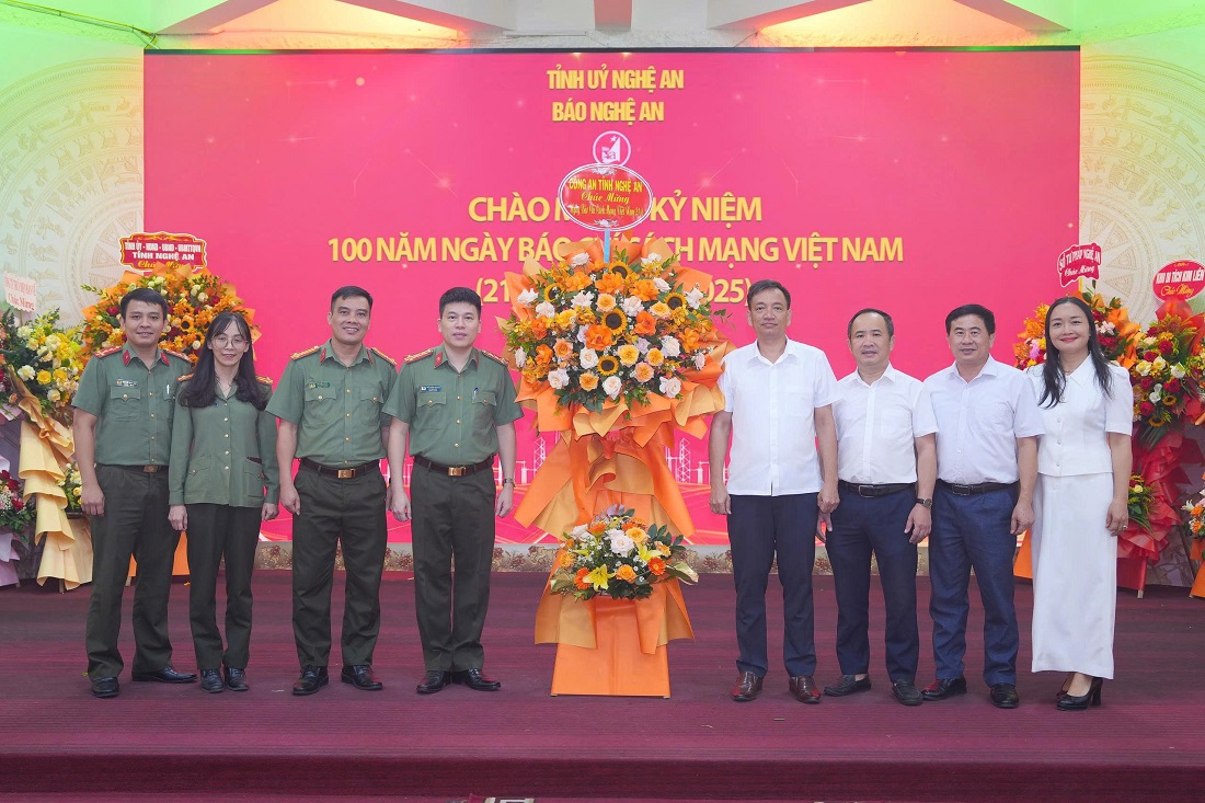 Công an tỉnh tặng hoa chúc mừng Báo Nghệ An