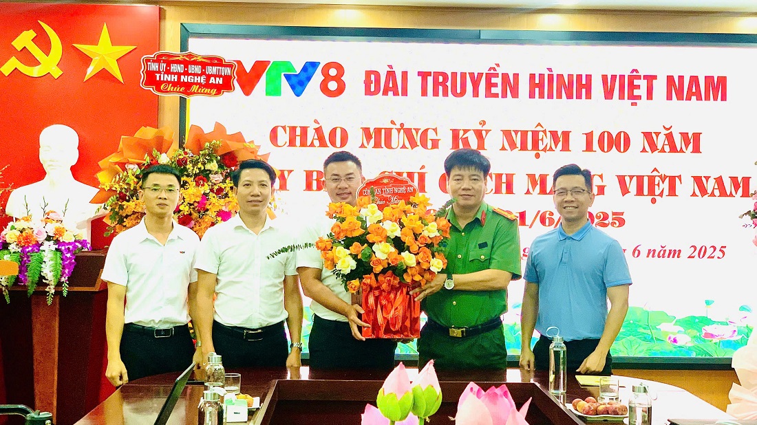 Thừa ủy quyền của Lãnh đạo Công an tỉnh, Phòng Công tác chính trị tặng hoa chúc mừng Trung tâm Truyền hình Việt Nam khu vực miền Trung - Tây Nguyên (VTV8)