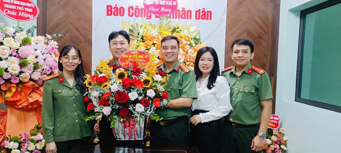 Thừa ủy quyền của Lãnh đạo Công an tỉnh, Phòng An ninh chính trị nội bộ tặng hoa chúc mừng Văn phòng đại diện Báo Công an nhân dân khu vực Bắc Trung Bộ