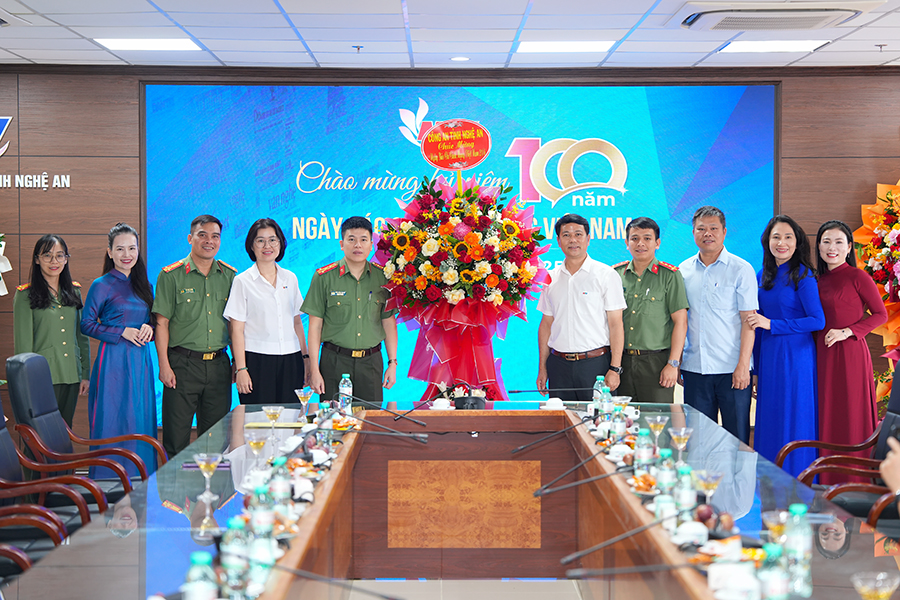 Công an tỉnh tặng hoa chúc mừng Báo Nghệ An