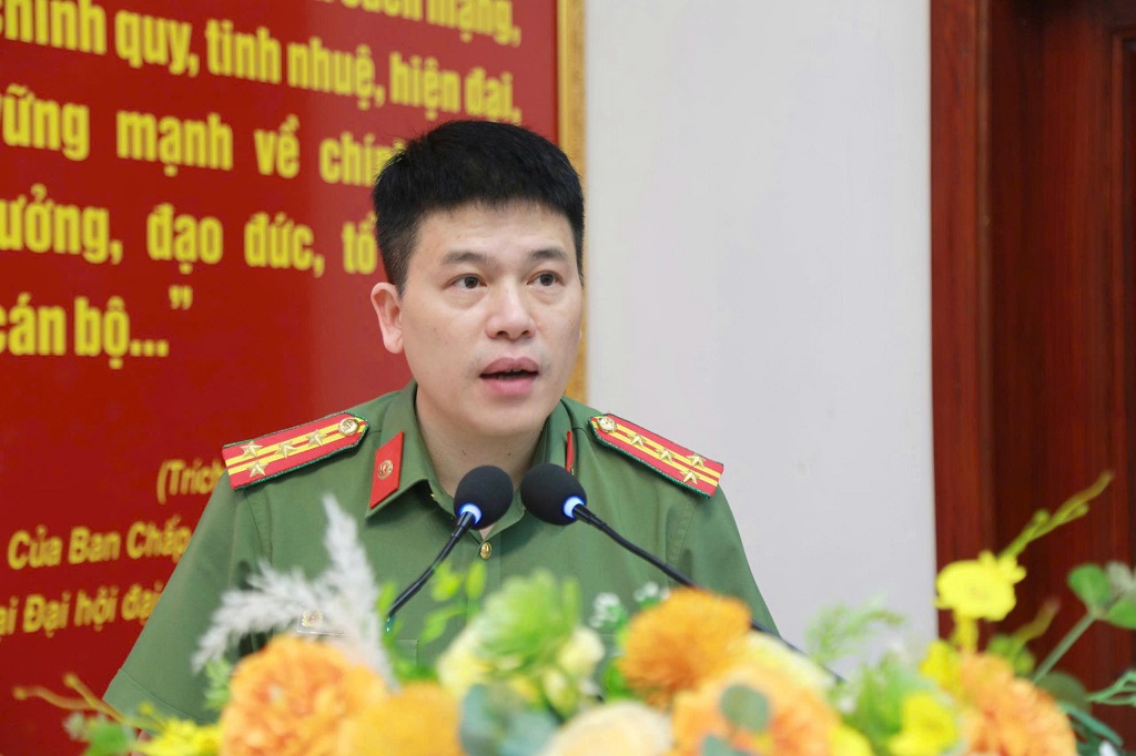 Đồng chí Đại tá, PGS.TS Trần Hồng Quang, Phó Bí thư Đảng ủy, Phó Giám đốc Công an tỉnh, Chủ nhiệm đề tài phát biểu báo cáo đề dẫn Hội thảo