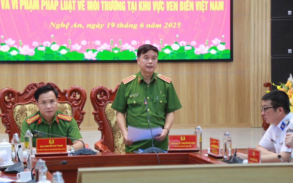 Đồng chí Thiếu tướng, GS.TS Nguyễn Đắc Hoan, nguyên Phó Giám đốc Học viện Cảnh sát nhân dân điều hành phần tham luận