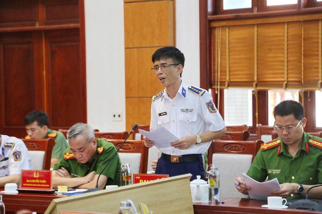 Các đại biểu trình bày tham luận