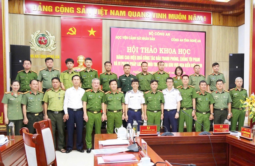 Các đại biểu chụp ảnh lưu niệm