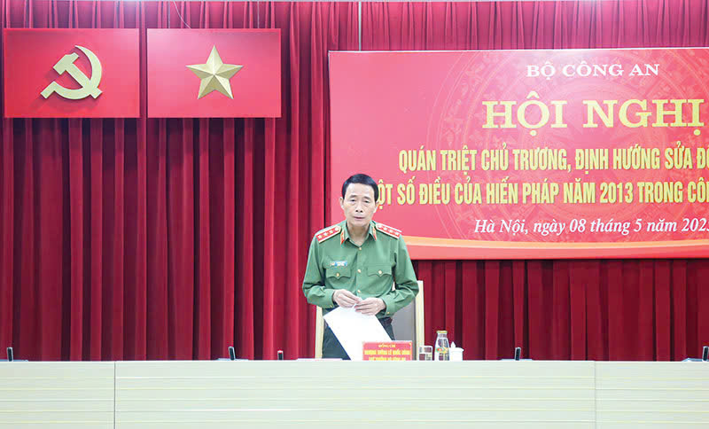 Thượng tướng Lê Quốc Hùng, Ủy viên Trung ương Đảng, Thứ trưởng Bộ Công an phát biểu chỉ đạo tại Hội nghị quán triệt chủ trương, định hướng sửa đổi, bổ sung một số điều của Hiến pháp năm 2013 trong CAND, ngày 8/5/2025