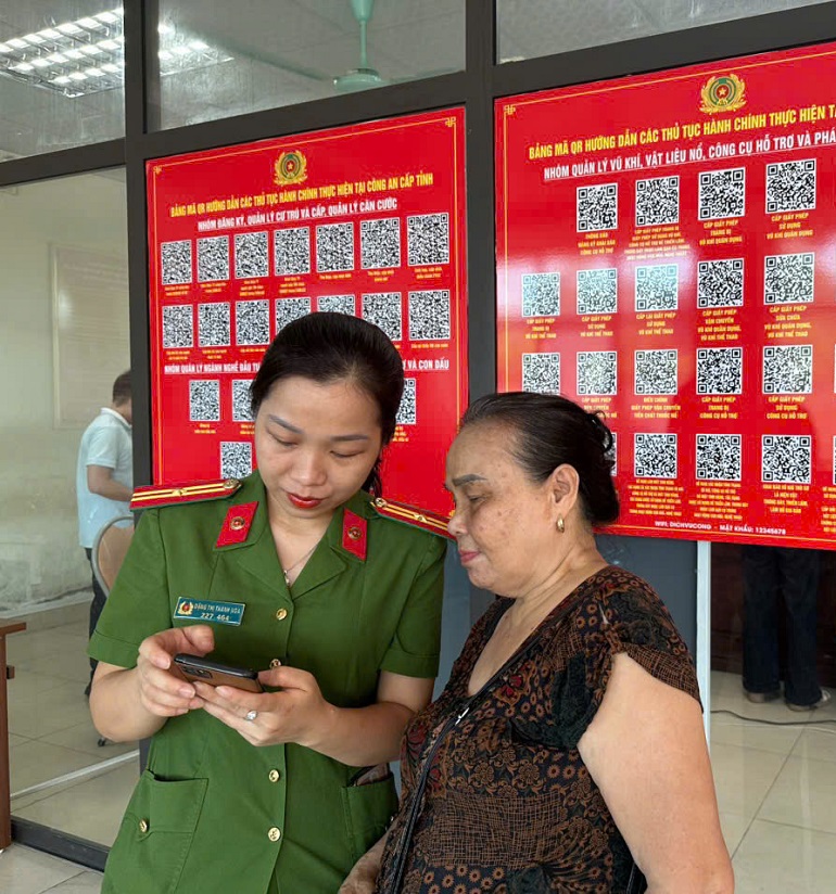 Lực lượng Công an trên cả nước tích cực hướng dẫn người dân tham gia góp ý sửa đổi, bổ sung Hiến pháp năm 2013 qua ứng dụng VNeID