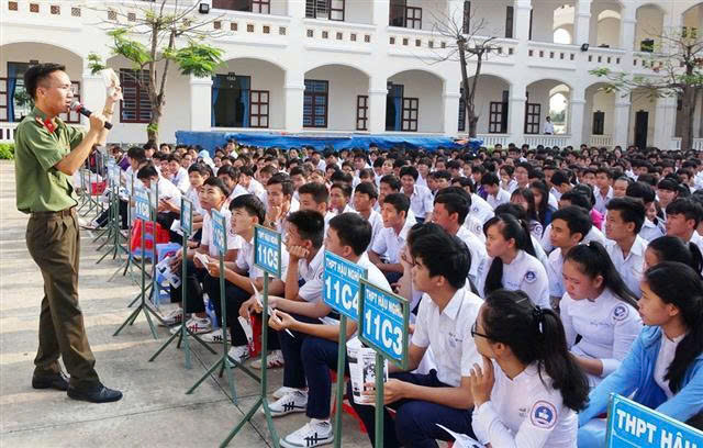 Lực lượng Công an tuyên truyền về tác hại của ma túy cho học sinh (Ảnh minh họa)