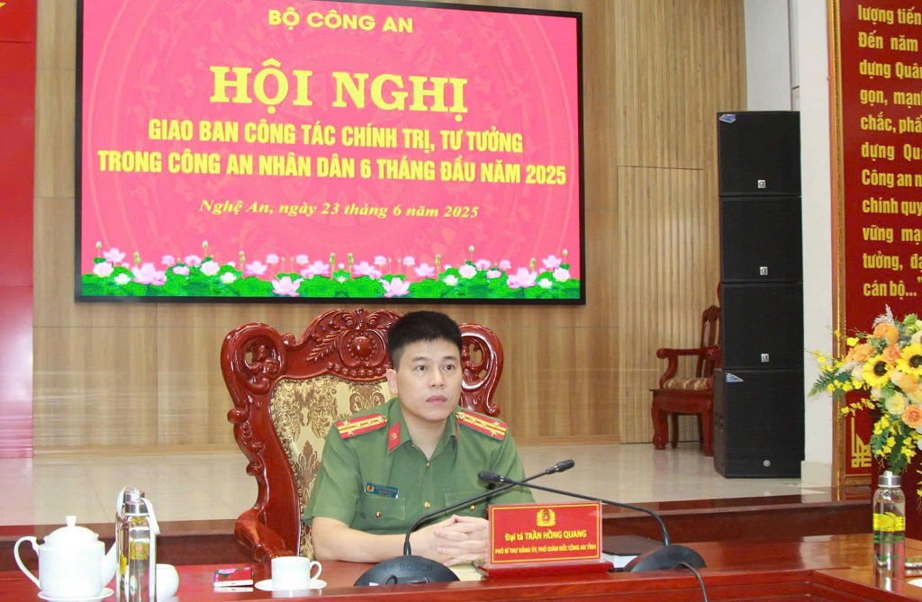  Đồng chí Đại tá Trần Hồng Quang, Phó Bí thư Đảng ủy, Phó Giám đốc Công an tỉnh chủ trì tại điểm cầu Công an tỉnh Nghệ An