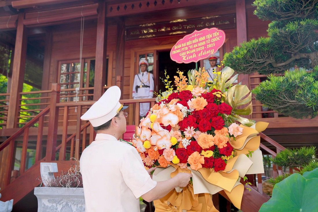 Đồng chí Đại tá Đinh Việt Dũng, Bí thư Đảng ủy, Giám đốc Công an tỉnh dâng hoa, dâng hương tưởng niệm Chủ tịch Hồ Chí Minh