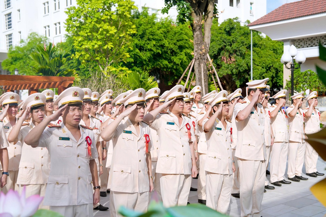 Các đại biểu và các điển hình tiên tiến dâng hoa, dâng hương, báo công lên anh linh Chủ tịch Hồ Chí Minh tại Nhà tưởng niệm của Người trong khuôn viên Công an tỉnh