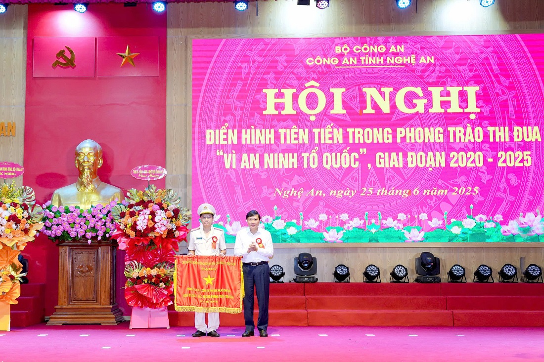 Thừa ủy quyền của Thủ tướng Chính phủ, đồng chí Lê Hồng Vinh, Phó Bí thư Tỉnh ủy, Chủ tịch UBND tỉnh trao tặng Cờ thi đua xuất sắc cho tập thể Phòng Tham mưu