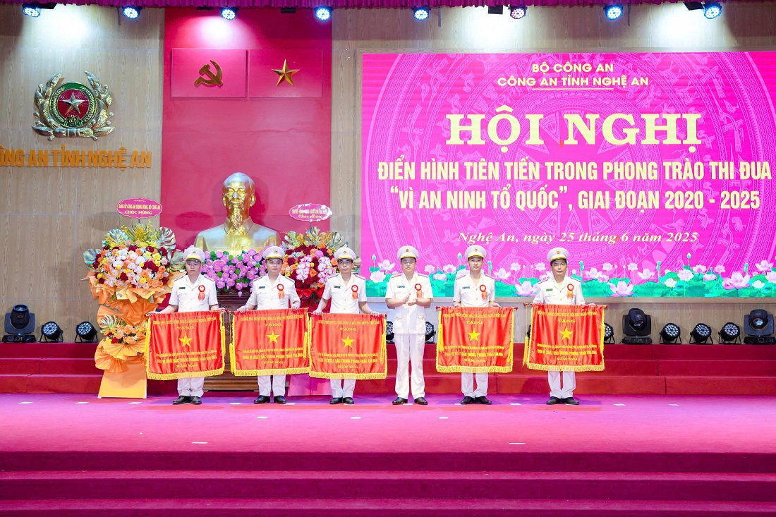 Thừa ủy quyền của Thủ tướng Chính phủ, đồng chí Đại tá Đinh Việt Dũng, Bí thư Đảng ủy, Giám đốc Công an tỉnh trao tặng Cờ thi đua xuất sắc cho 05 đơn vị Công an cấp xã