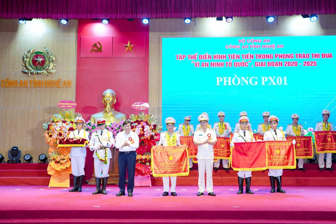 Các đồng chí: Lê Hồng Vinh, Phó Bí thư Tỉnh ủy, Chủ tịch UBND tỉnh và Đại tá Đinh Việt Dũng, Bí thư Đảng ủy, Giám đốc Công an tỉnh trao thưởng cho các tập thể điển hình tiên tiến