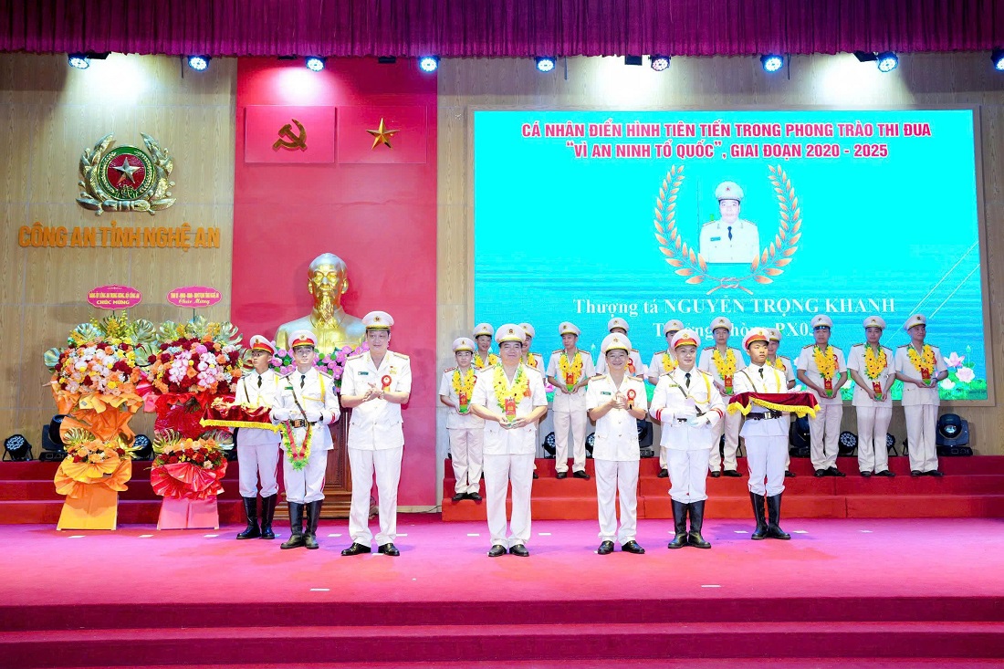 Lãnh đạo Công an tỉnh trao thưởng cho các cá nhân điển hình tiên tiến