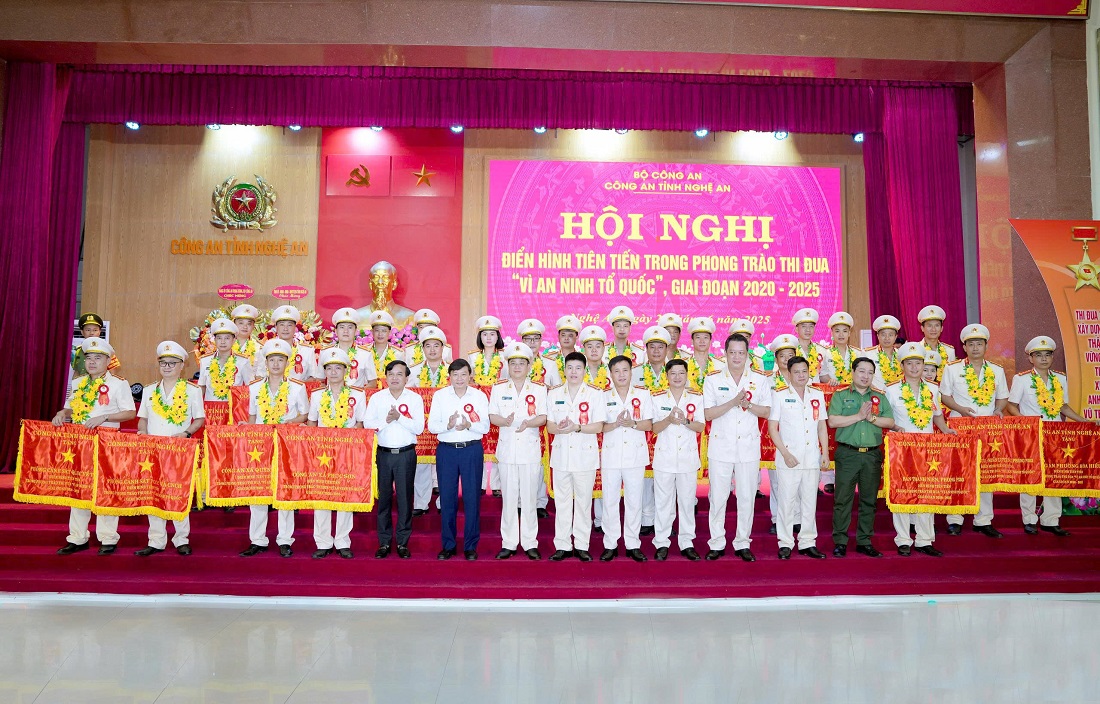 Các đại biểu và các điển hình tiên tiến chụp ảnh lưu niệm