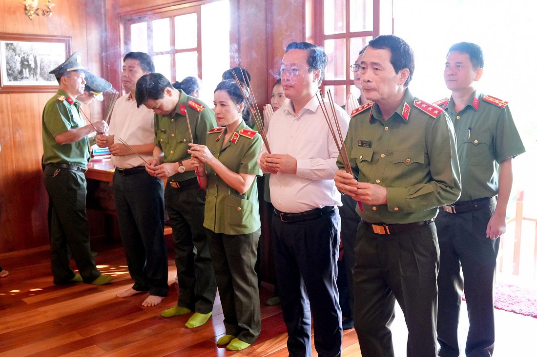 Đồng chí Thượng tướng Lê Quốc Hùng, Ủy viên Trung ương Đảng, Ủy viên Ban Thường vụ Đảng ủy Công an Trung ương, Thứ trưởng Bộ Công an cùng Đoàn công tác Ban Thường vụ Đảng ủy Công an Trung ương và Đoàn công tác Ban Thường vụ Tỉnh ủy Nghệ An dâng hương lên anh linh Chủ tịch Hồ Chí Minh tại Nhà tưởng niệm của Người trong khuôn viên Công an tỉnh