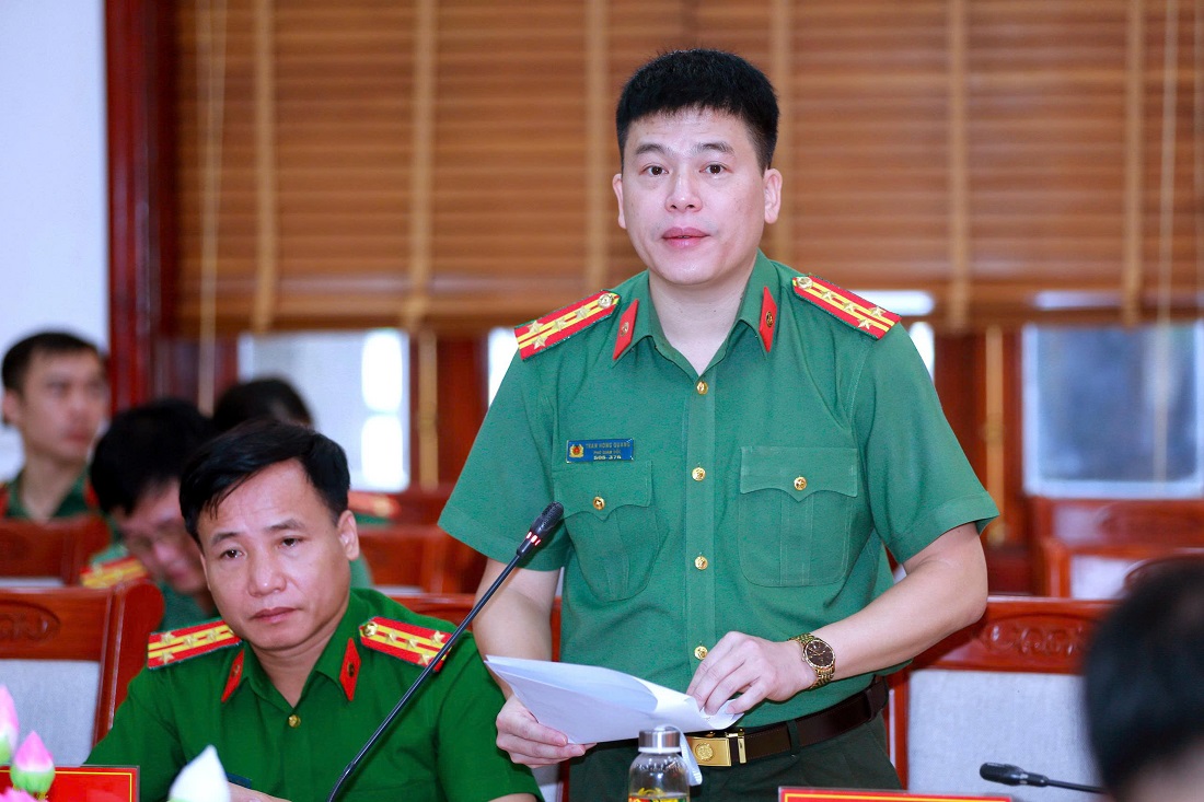 Đồng chí Đại tá Trần Hồng Quang, Phó Bí thư Đảng ủy, Phó Giám đốc Công an tỉnh Nghệ An trình bày Báo cáo chính trị, Báo cáo kiểm điểm của Ban Chấp hành Đảng bộ, Đề án nhân sự và công tác chuẩn bị các điều kiện phục vụ Đại hội