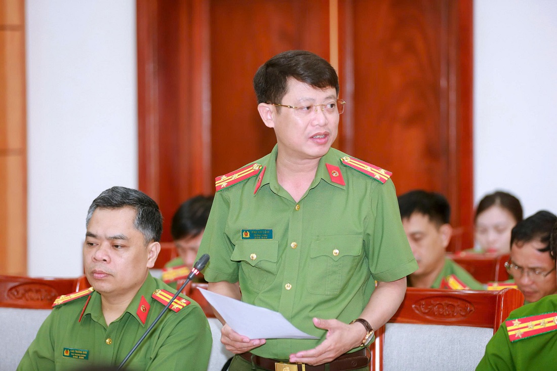 Lãnh đạo Phòng Tổ chức cán bộ Công an tỉnh Nghệ An phát biểu