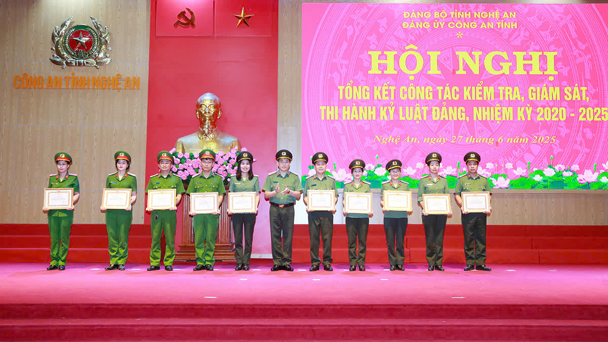 Các tập thể, cá nhân được khen thưởng