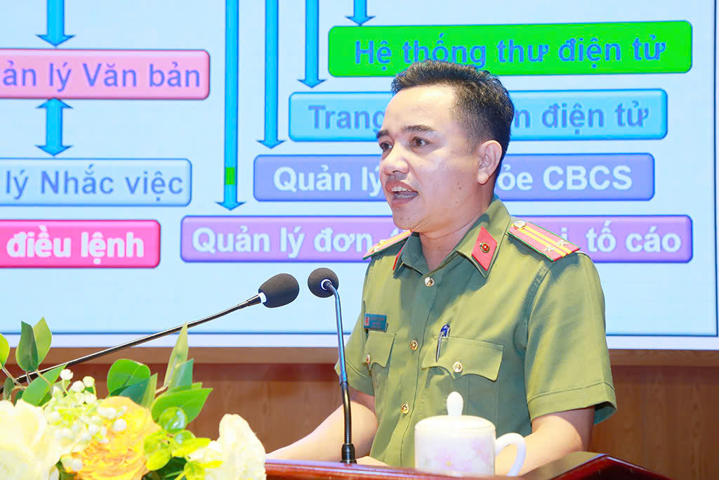 Đội trưởng Đội Công nghệ thông tin Công an Nghệ An giới thiệu phầm mềm “Quản lý công tác kiểm tra, giám sát, thi hành kỷ luật Đảng” tới các đại biểu