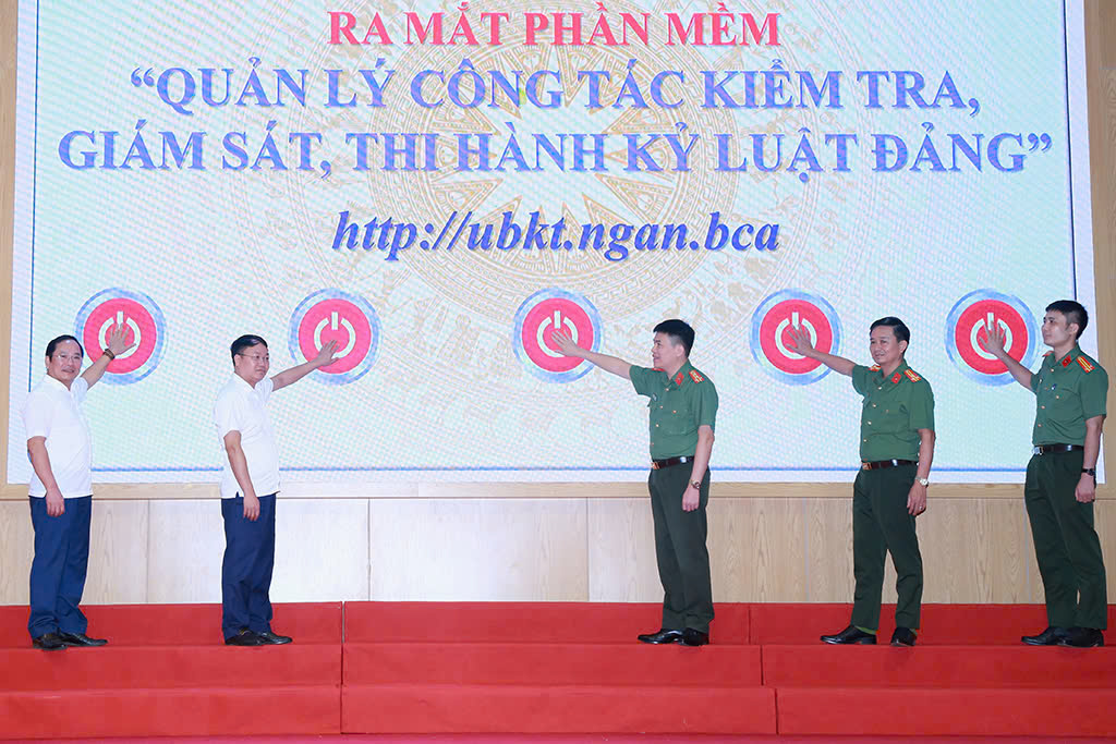 Các đại biểu bấm nút ra mắt phầm mềm