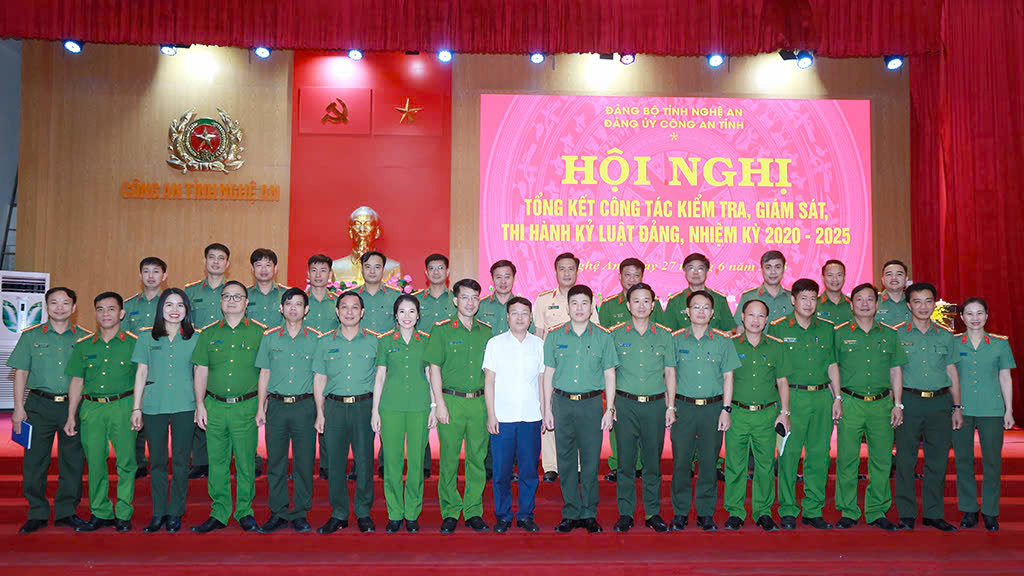 Các đại biểu chụp ảnh lưu niệm