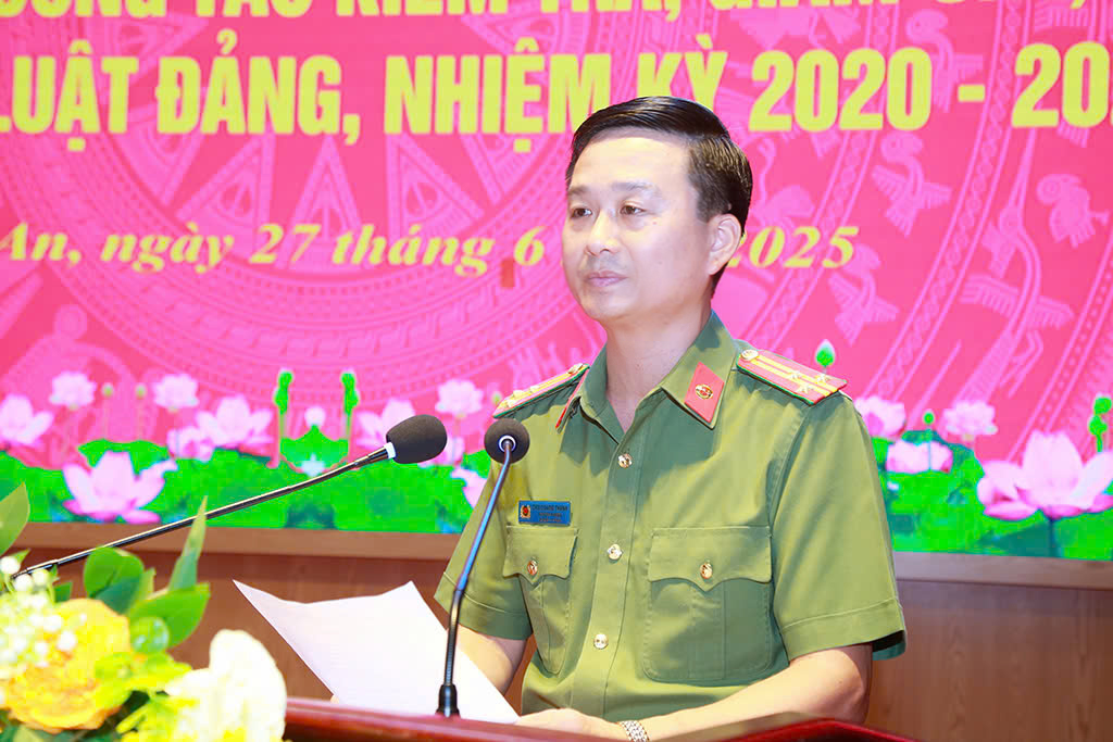 Đồng chí Thượng tá Chu Quang Thành - Phó Chủ nhiệm Thường trực UBKT Đảng ủy Công an tỉnh phát biểu