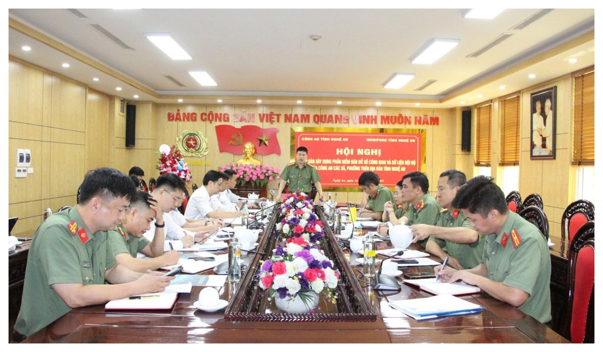 Họp bàn xây dựng phần mềm bản đồ số công khai và dữ liệu nội bộ của Công an các xã, phường