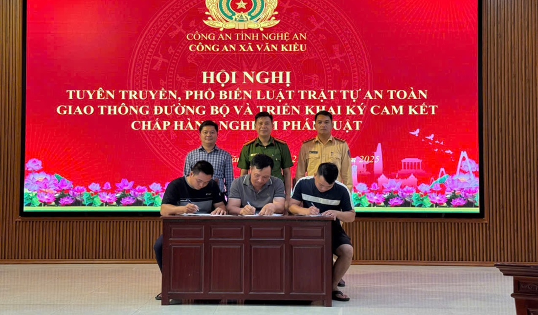 Tuyên truyền và ký cam kết chấp hành với chủ phương tiện, doanh nghiệp vận tải
