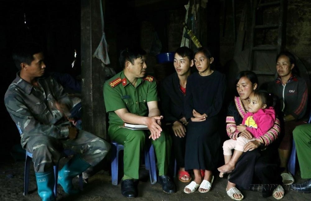 Lực lượng Công an xã tuyên truyền cho người dân về tác hại của ma túy 