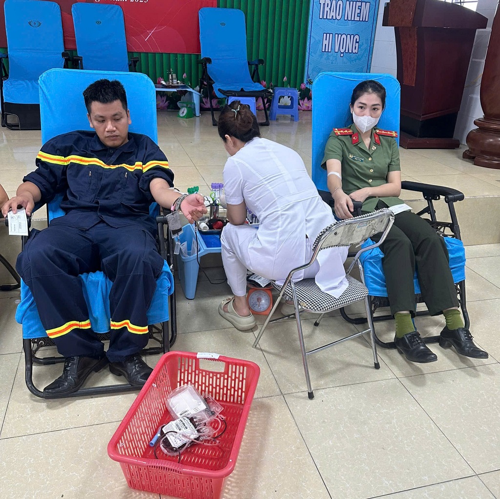 Ngay khi nhận thông tin, Đại úy Lương Thị Hoài Thương; Đại úy Nguyễn Công Vương Linh và Thượng úy Nguyễn Xuân Hùng đã nhanh chóng có mặt tại Trung tâm HH-TM Nghệ An để hiến máu