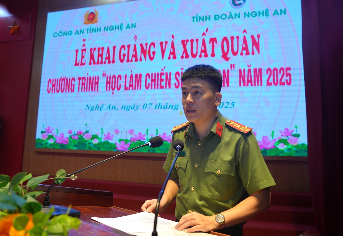 Đồng chí Đại tá Trần Hồng Quang, Phó Giám đốc Công an tỉnh phát biểu tại chương trình