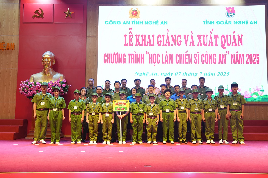 Các đồng chí: Đại tá Trần Hồng Quang - Phó Giám đốc Công an tỉnh và Nguyễn Ngọc Châu, Giám đốc Trung tâm Hỗ trợ và phát triển thanh niên tỉnh Nghệ An cùng đại diện lãnh đạo các đơn vị, đoàn thể chụp ảnh lưu niệm cùng các em thiếu niên, nhi đồng tham gia chương trình “Học làm chiến sĩ Công an”. 