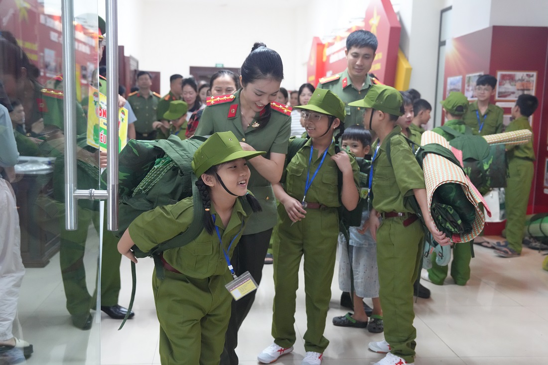 Các “chiến sĩ nhí” được Ban tổ chức chuẩn bị đầy đủ đồng phục và các vật dụng cần thiết trong những ngày tham gia chương trình.