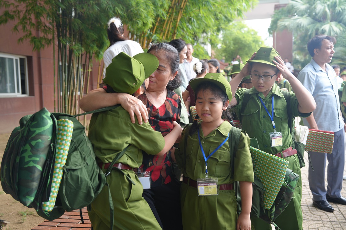 Các em thiếu niên, nhi đồng tạm chia tay người thân và háo hức lên xe “xuất quân”, di chuyển đến Trung tâm Huấn luyện và bồi dưỡng nghiệp vụ Công an tỉnh – nơi diễn ra các hoạt động của chương trình