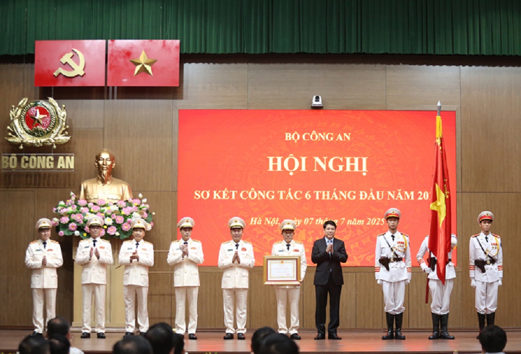 Chủ tịch nước Lương Cường trao Bằng Huân chương Lao động hạng Ba tặng Bộ Công an.