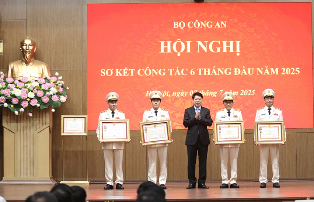 Chủ tịch nước Lương Cường trao Huân chương tặng Bộ trưởng Lương Tam Quang, Thứ trưởng Lê Quốc Hùng, Thứ trưởng Phạm Thế Tùng và Thứ trưởng Nguyễn Ngọc Lâm.