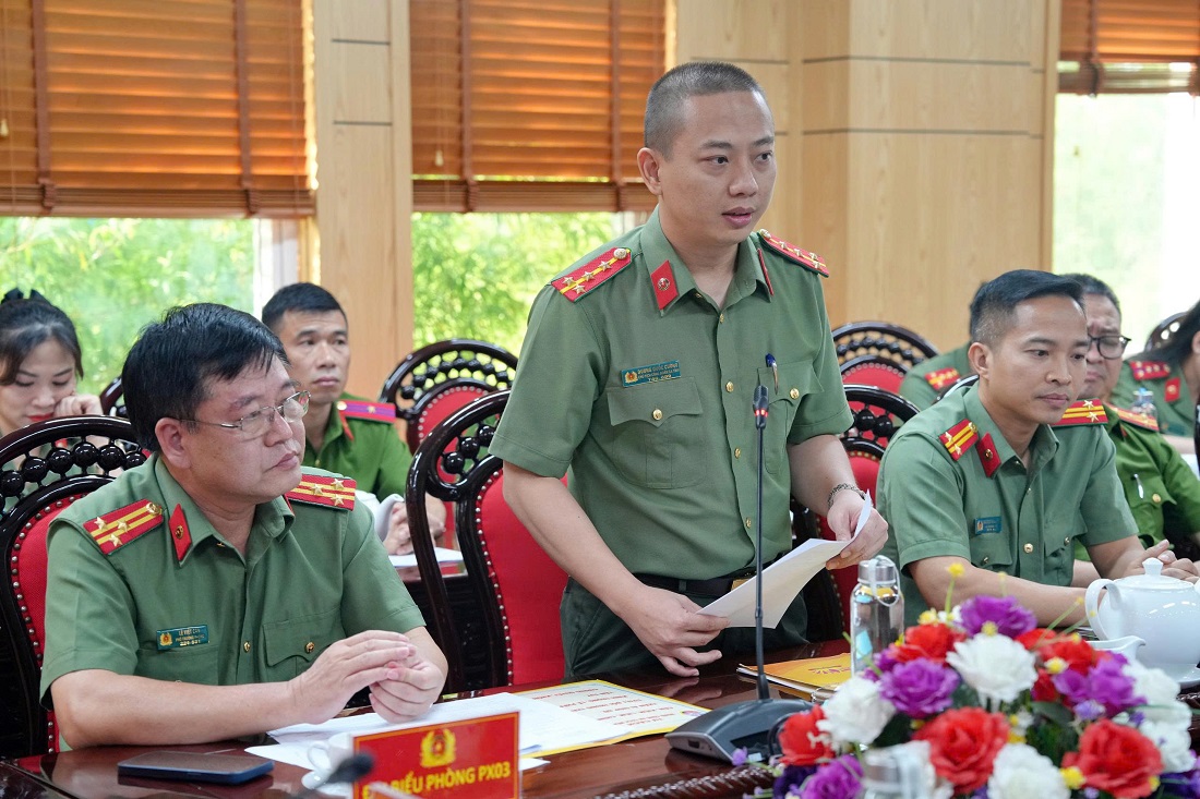 Đại úy Dương Quốc Cường Trưởng Ban Công đoàn, đại diện đội ngũ cán bộ, đoàn viên công đoàn phát biểu tại Hội nghị