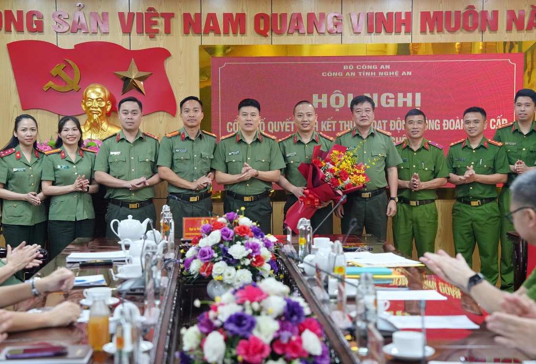 Đại Lãnh đạo Công an tỉnh tặng tri ân đội ngũ cán bộ Công đoàn Công an Nghệ An