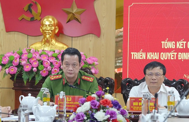 Các đồng chí: Bùi Đình Long, Ủy viên Ban Chấp hành Đảng bộ tỉnh, Phó Chủ tịch UBND tỉnh; Đại tá Nguyễn Đức Cường, Phó Giám đốc, Trưởng Tiểu Ban Chỉ đạo đặc xá Công an tỉnh chủ trì Hội nghị tại điểm cầu Công an tỉnh Nghệ An