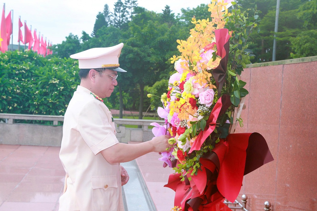 Đồng chí Đại tá Đinh Việt Dũng, Bí thư Đảng ủy, Giám đốc Công an tỉnh dâng lẵng hoa tươi thắm, bày tỏ lòng thành kính và biết ơn vô hạn trước công lao trời biển của Chủ tịch Hồ Chí Minh tại Quảng trường mang tên Người