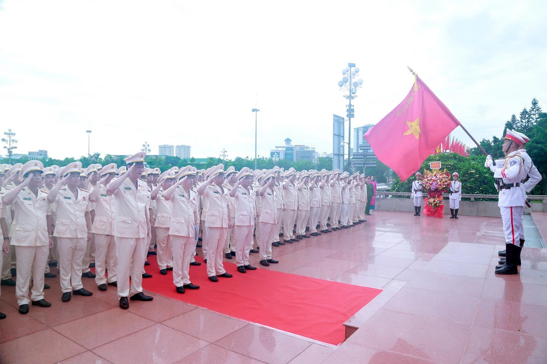 Đoàn đại biểu nguyện sẽ tiếp tục học tập, làm theo tư tưởng, đạo đức, phong cách của Người; mang hết tâm sức, trí tuệ phụng sự Tổ quốc, phục vụ Nhân dân